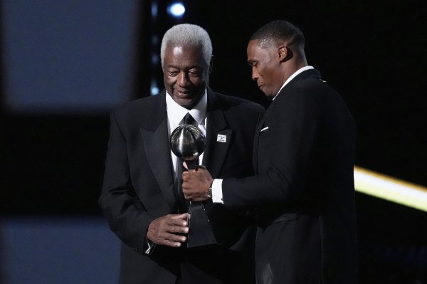 Người chơi thứ ba NBA! Westbrook giới thiệu Arthur Ashe Trophy of Courage to Big O