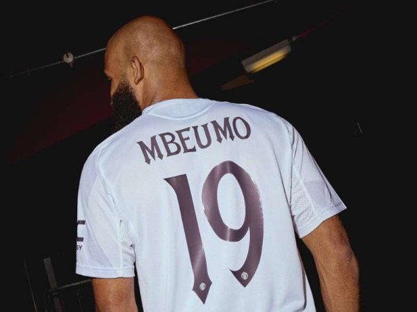 5 cầu thủ của Manchester United cạnh tranh cho 100 đội hàng đầu trong lịch sử, MBEMO có khả năng ở 3