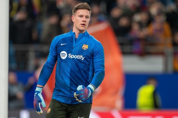 Thủ môn của Barcelona, Ter Stegen tiết lộ chấn thương của mình và gây tranh cãi, các chuyên gia đặt 