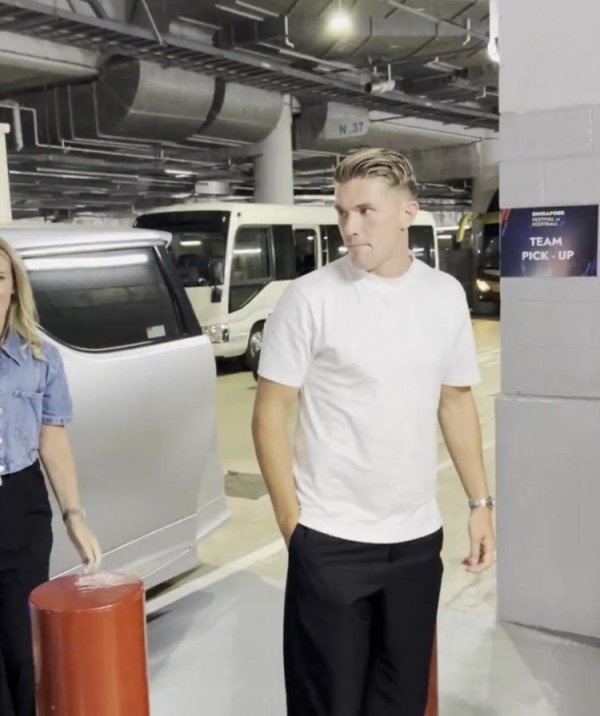 Video chính thức của Arsenal: New Aid Yorke đến Singapore để gặp đội đầu tiên